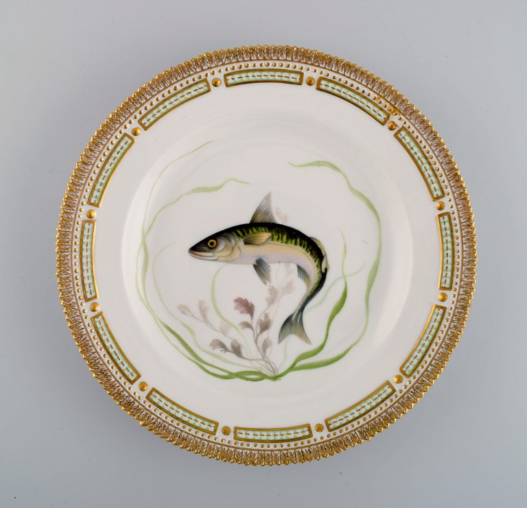 Royal Copenhagen Flora Danica fisketallerken i håndmalet porcelæn med fisk og 
gulddekoration. Modelnummer 19/3549.  
