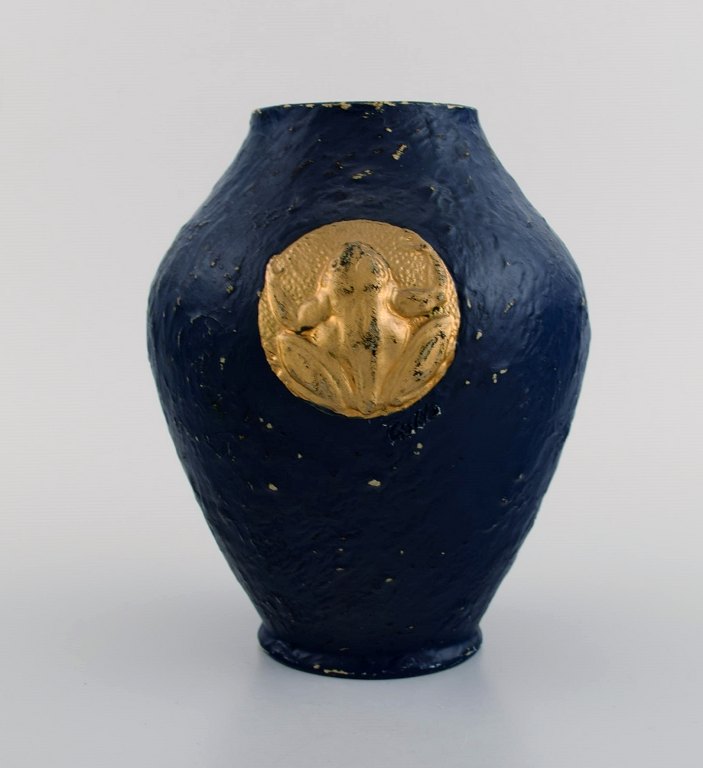 Emile Gallé, Nancy. Antik vase i glaseret stentøj. Smuk glasur i mørkeblå nuacer 
og frøer i guld. Museumskvalitet. 1880