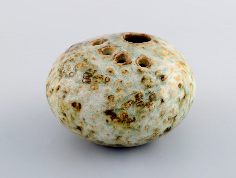 Jørgen Mogensen, Denmark. Vase in glazed ceramics with beautiful glaze in light 
earth shades. 1960 / 70s.
