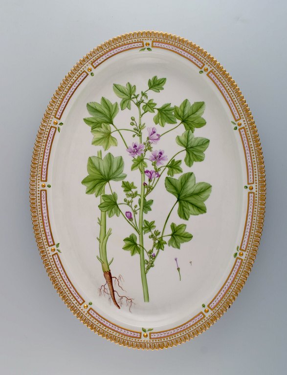 Kolossalt Royal Copenhagen Flora Danica serveringsfad i håndmalet porcelæn med 
blomster og gulddekoration. Modelnummer 20/3521.
