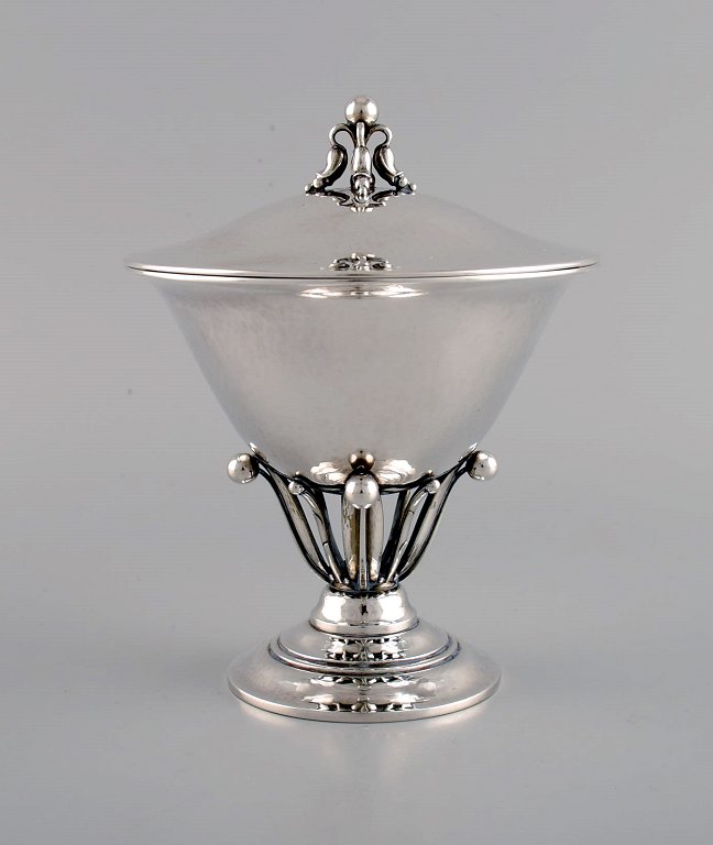 Johan Rohde for Georg Jensen. Lågskål på fod i sterlingsølv dekoreret med 
bladværk. Modelnummer 17C. Sent 1900-tallet.
