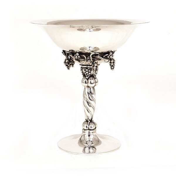 A Georg Jensen sterlingsilver grape tazza from the period 1925-32. #264. H: 
27cm. W: 1.152gr