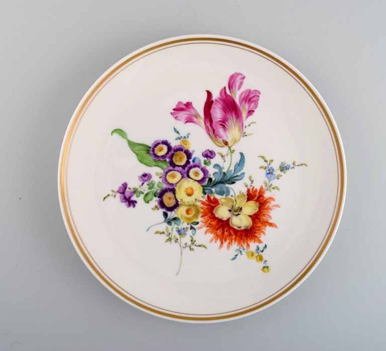 Antik Meissen tallerken i håndmalet porcelæn med blomstermotiver. 
18/1900-tallet.
