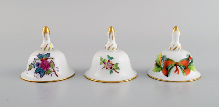 Three Herend table bells in hand-painted porcelain with flowers and gold 
decoration. 1980s.
