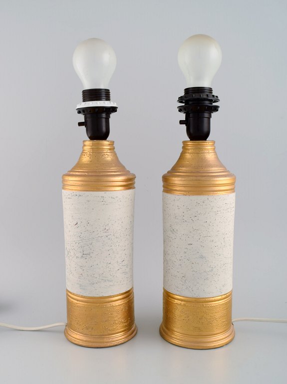 Bitossi for Bergboms, Sverige. To bordlamper i glaseret stentøj. Smuk glasur i 
sand og guld nuancer. 1960