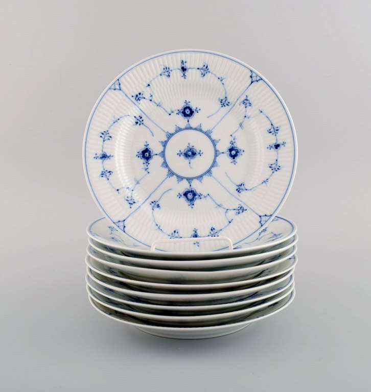 9 Royal Copenhagen Musselmalet riflet frokosttallerkener. Modelnummer 1/178. 
Dateret 1949.
