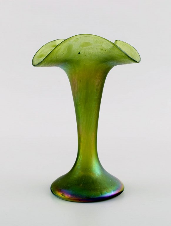 Pallme-König art nouveau vase i grønt mundblæst kunstglas. Ca. 1900.
