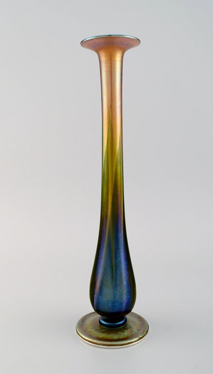 Stor Tiffany Favrile vase i iriserende kunstglas med sølvmontering. Tidligt 
1900-tallet. 
