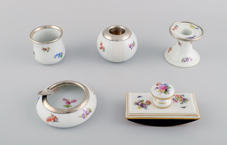 Fem dele Meissen porcelæn med håndmalede blomstermotiver,  gulddekoration og 
sterlingsølv monteringer. 1900-tallet.
