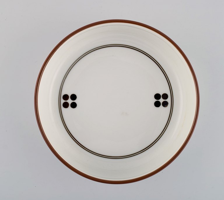 Anne Marie Trolle for Royal Copenhagen. Brun Domino skål i håndmalet porcelæn. 
Dateret 1975-1979.
