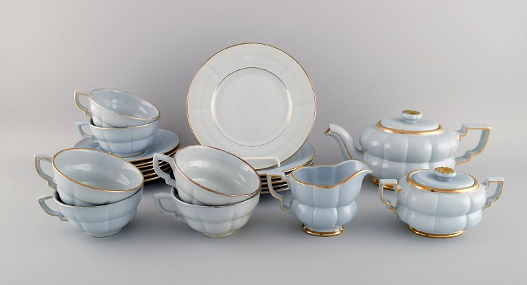 Arthur Percy for Upsala-Ekeby / Gefle. Komplet art deco Grand teservice i 
pastelblå porcelæn med håndmalet guldkant til seks personer. 1930/40