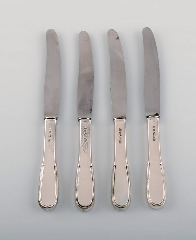 Four Evald Nielsen number 14 small lunch knives in hammered silver (830) and 
stainless steel. 1920s.
