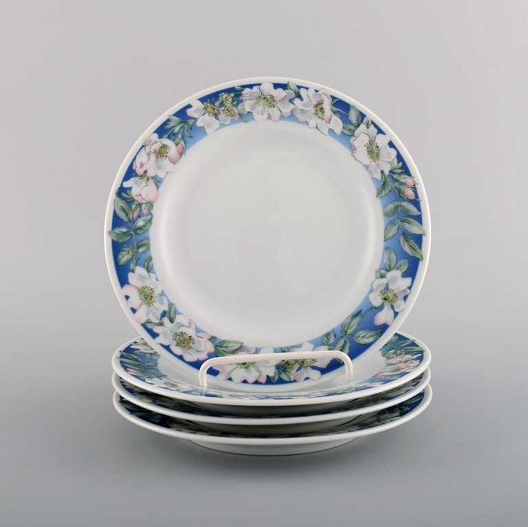 Four Royal Copenhagen White Rose plates with blue border, white flowers and 
foliage. Dated 1992-1999.
