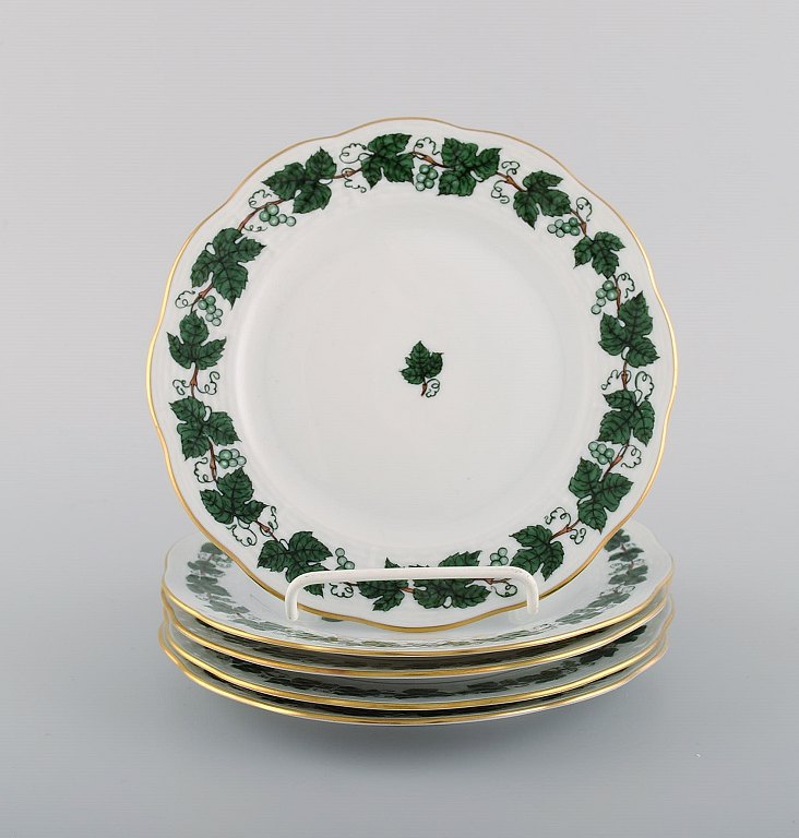 Fem Herend Green Grape Leaf & Vine sidetallerkener i håndmalet porcelæn. Midt 
1900-tallet.
