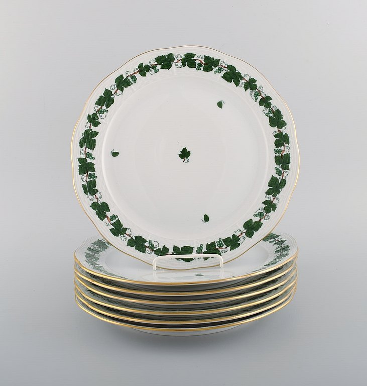 Syv Herend Green Grape Leaf & Vine middagstallerkener i håndmalet porcelæn. Midt 
1900-tallet.
