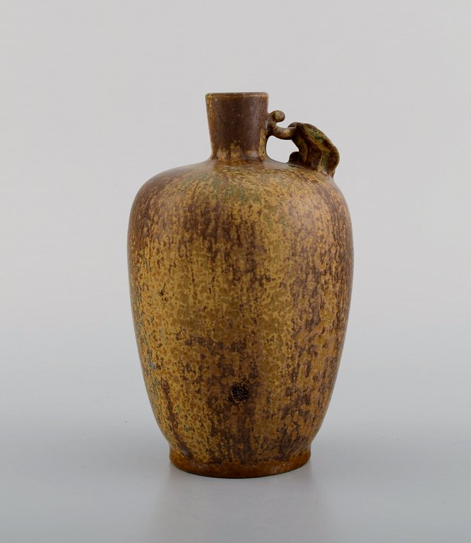 Arne Bang (1901-1983), Danmark. Vase i glaseret keramik dekoreret med bladværk. 
Modelnummer 19. 1940/50