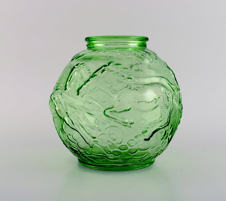 Edvin Ollers (1888-1959) for Elme. Rund art deco vase i grønt presset kunstglas 
med galloperende heste. Svensk design, 1930