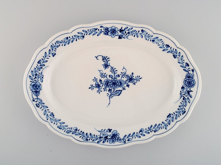 Ovalt Meissen Neuer Ausschnitt serveringsfad i håndmalet porcelæn med 
blomsterdekoration. Ca. 1900.
