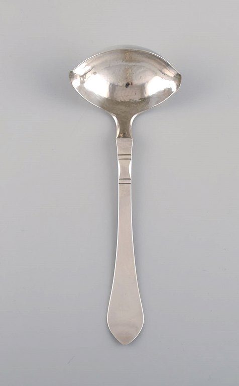 Georg Jensen Antik sovseske i sterlingsølv. Dateret 1945-1951. 
