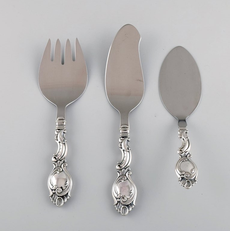 Danish silversmith. Three serving parts in silver (830). Rococo style, 1940s.
