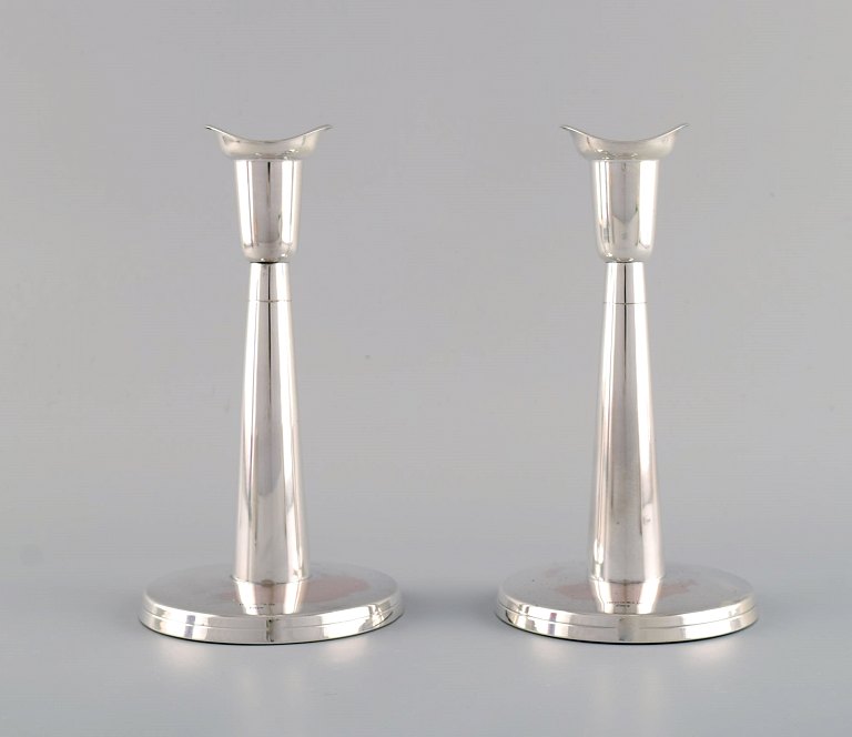 Tore Eldh, Swedish silversmith. A pair of modernist candlesticks in silver. 
Mid-20th century.
