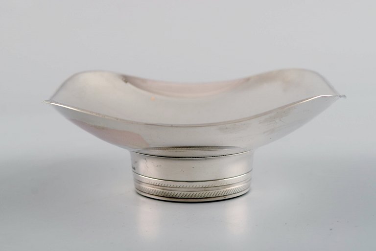 Tore Eldh, Swedish silversmith. Modernist silver bowl on foot. Dated 1965.
