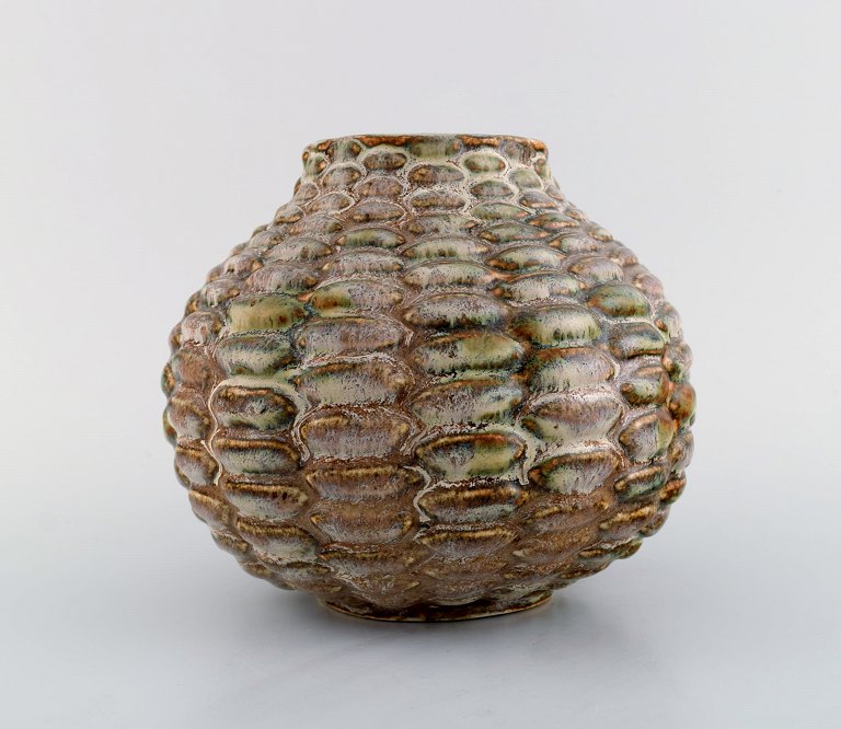 Axel Salto unique vase of stoneware modeled in budded style.
Made at Bode Willumsen