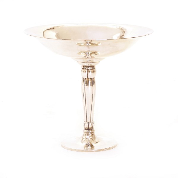 A sterlingsilver tazza made by Holmsted, Denmark. H: 25cm. W: 1.503gr