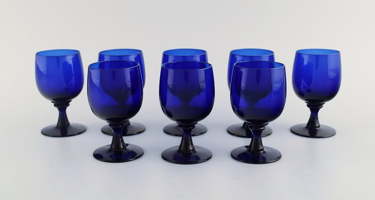 Monica Bratt for Reijmyre. Eight sherry glasses in blue mouth blown art glass. 
1950s.
