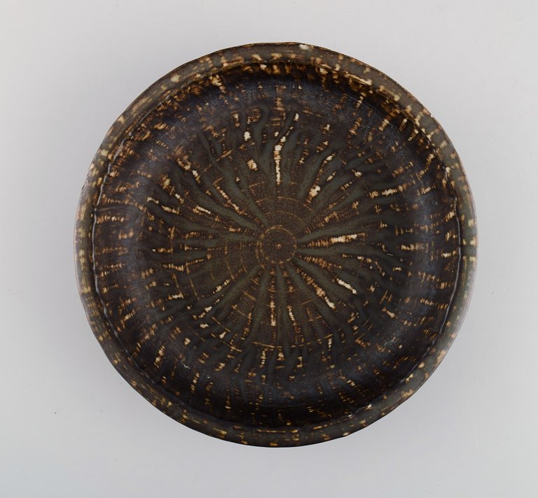 Gunnar Nylund (1904-1997) for Rörstrand. Round bowl in glazed stoneware. 
Beautiful glaze in brown shades. Swedish design, 1960s.
