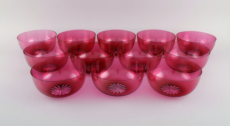Sæt på tolv Holmegaard skåle i lyserødt kunstglas. Dansk design, midt 
1900-tallet.

