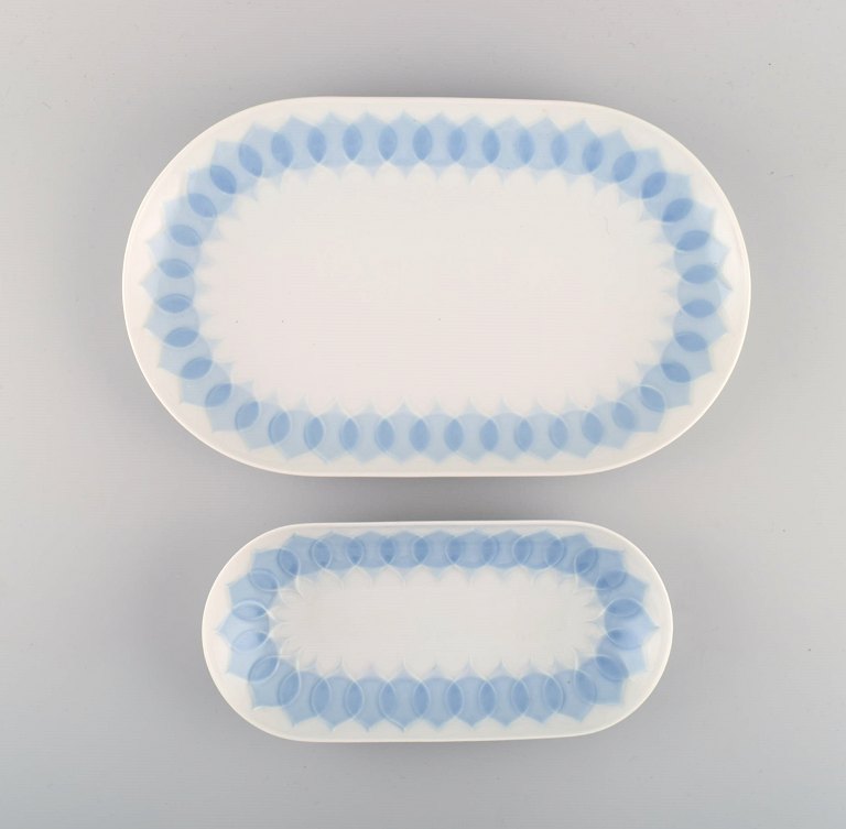 Bjørn Wiinblad for Rosenthal. To Lotus serveringsfade i porcelæn dekoreret med 
lyseblå lotusblade. 1980