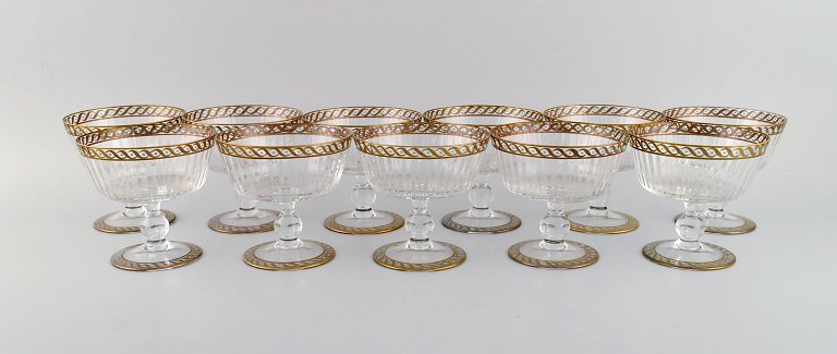 Nason & Moretti, Murano. 11 champagneskåle i mundblæst kunstglas med håndmalet 
turkis og gulddekoration. 1930