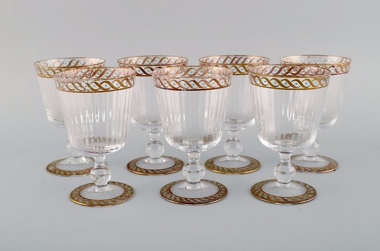 Nason & Moretti, Murano. Seven red wine glasses in mouth-blown art glass with 
hand-painted turquoise and gold decoration. 1930s.
