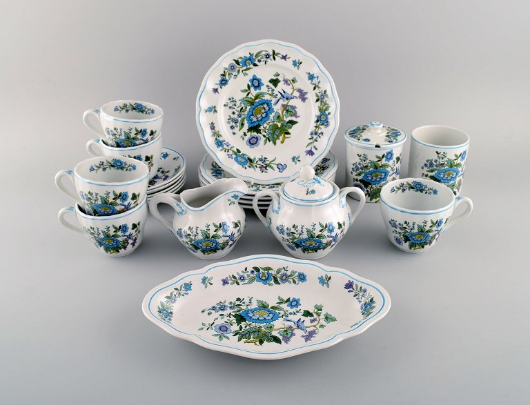 Spode, England. Mulberry coffee service for five people in hand-painted 
porcelain with floral and bird motifs. 1960s / 70s.
