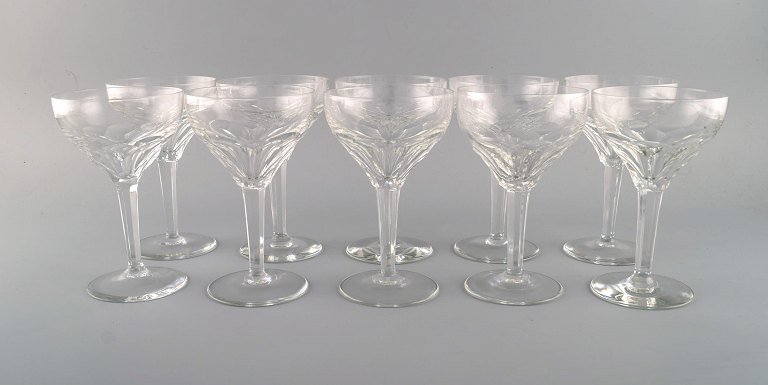 Val St. Lambert, Belgium. Ten red wine glasses in clear mouth-blown crystal 
glass. 1930s.
