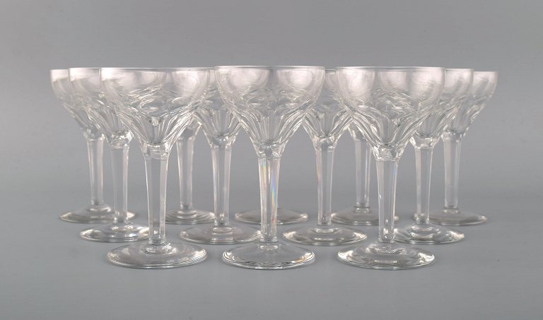 Val St. Lambert, Belgium. Twelve white wine glasses in clear mouth-blown crystal 
glass. 1930s.

