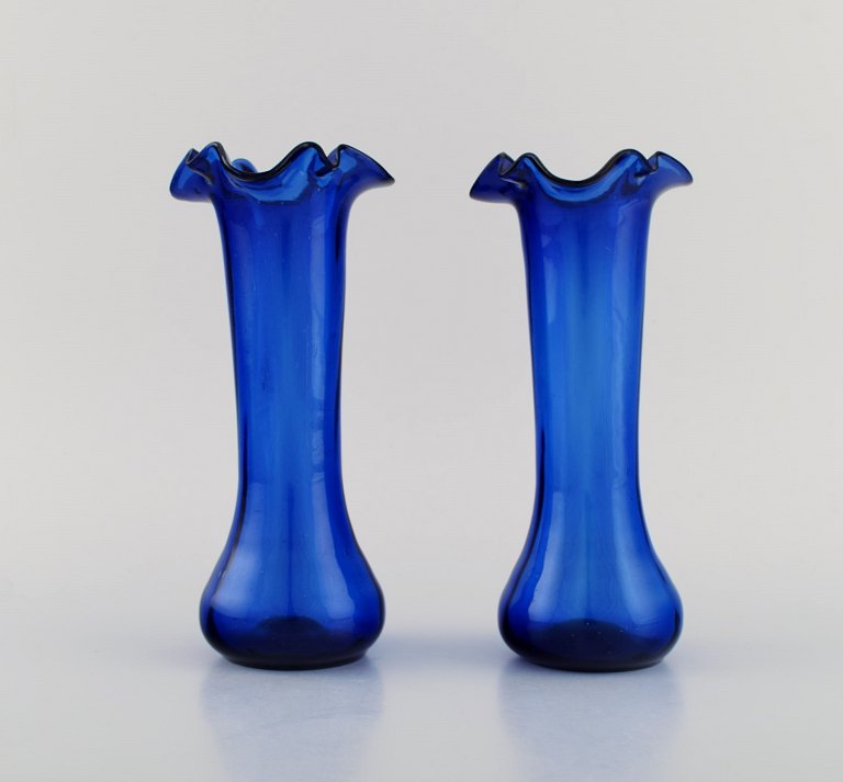 To vaser i blåt mundblæst kunstglas. 1900-tallet.
