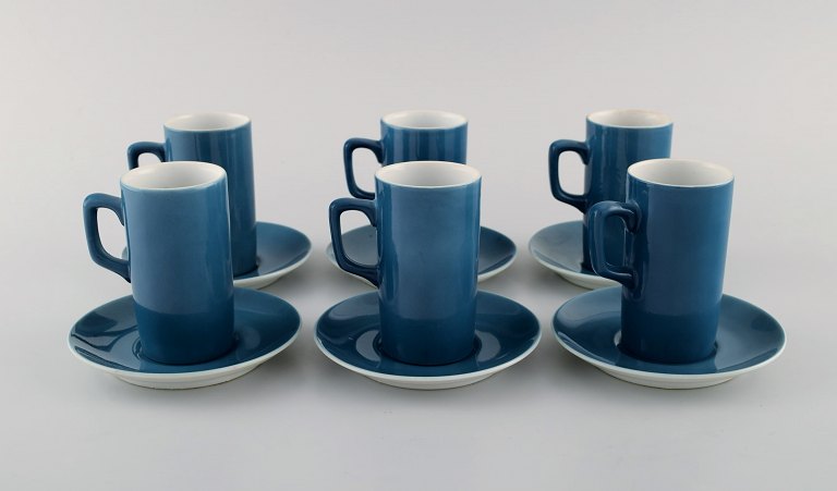 Kenji Fujita for Tackett Associates. Seks kaffekopper med underkopper i 
porcelæn. Dateret 1953-56.
