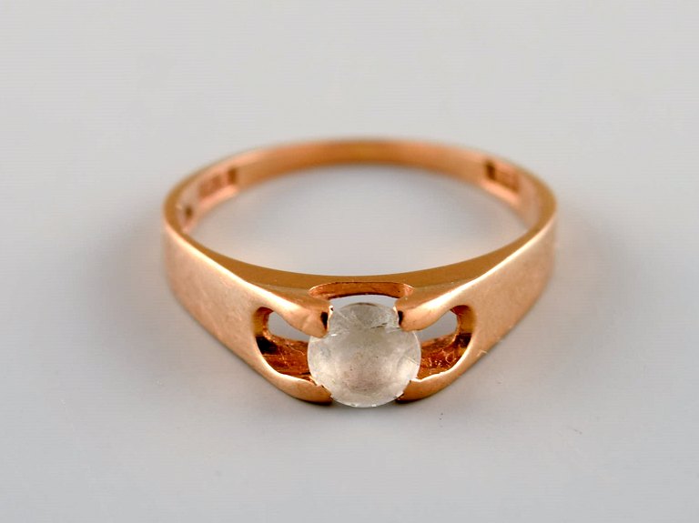 Skandinavisk guldsmed. Modernistisk vintage ring i 18 karat guld prydet med lys 
halvædelsten. Dateret 1976.
