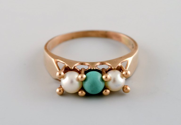 Skandinavisk guldsmed. Vintage ring i 14 karat guld prydet med kulturperler og 
grøn sten. Midt 1900-tallet.
