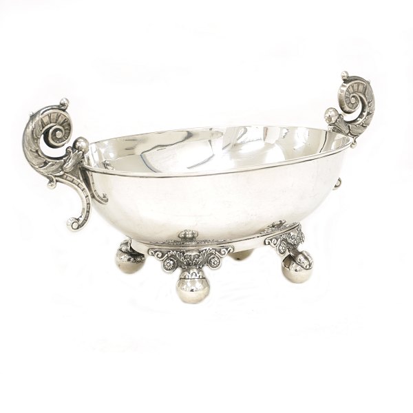 A Northgerman silver bowl by Strüven, Glückstadt, circa 1830. L: 23cm. H: 11cm. 
W: 255gr