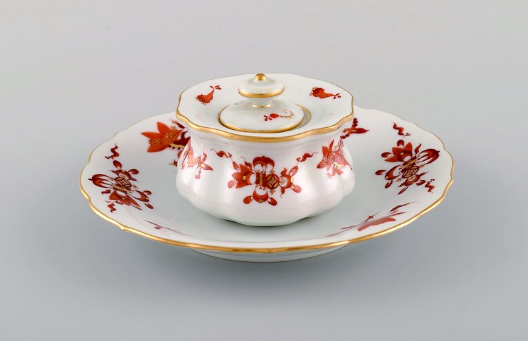 Antique Meissen Red Dragon inkwell on saucer in hand-painted porcelain. Late 
19th century.
