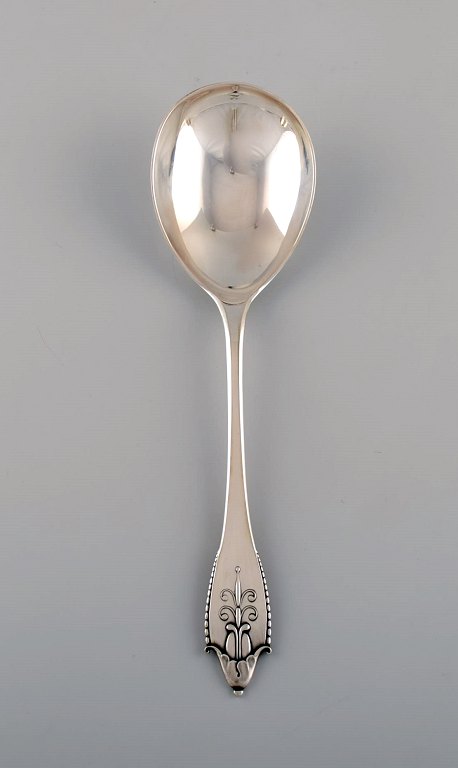 Georg Jensen Akkeleje stor serveringsske i sølv (830). Ca 1920. 
