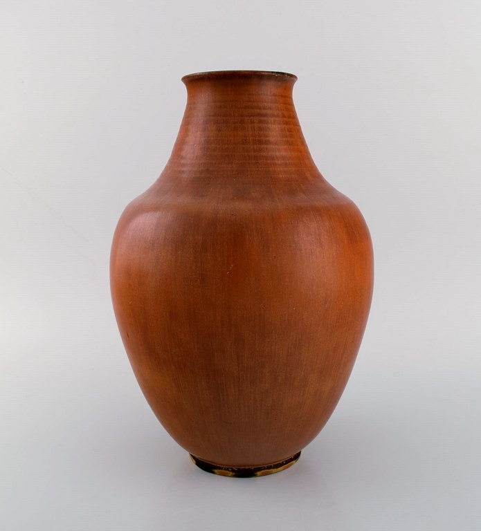 Triller Tobo, Sweden. Stylish unique vase in glazed ceramic. Beautiful glaze in 
light brown shades. 1970