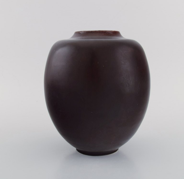 Kresten Bloch for Royal Copenhagen. Unika vase i glaseret stentøj. Smuk 
okseblodsglasur. 1920