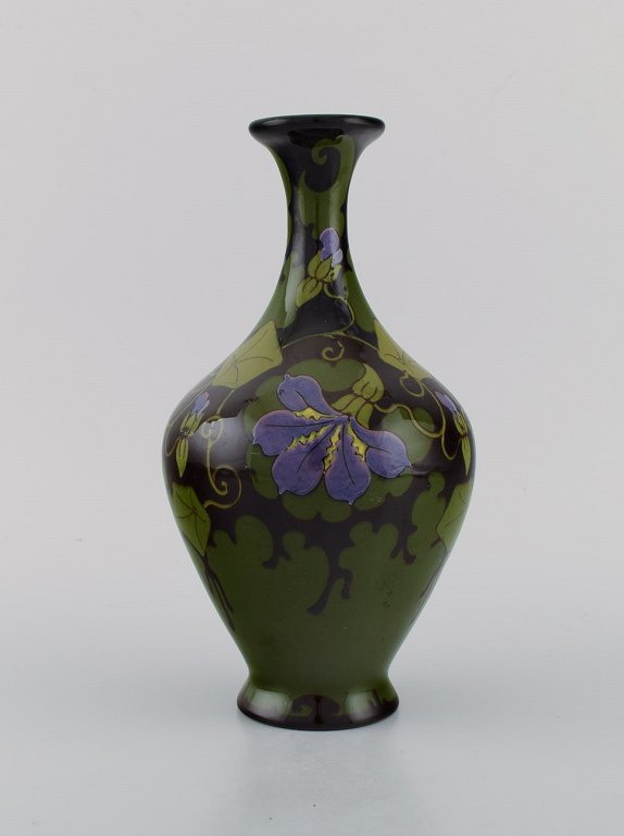 Regina, Holland. Antique art nouveau vase in glazed ceramics with hand-painted 
flowers and foliage. Approx. 1910.
