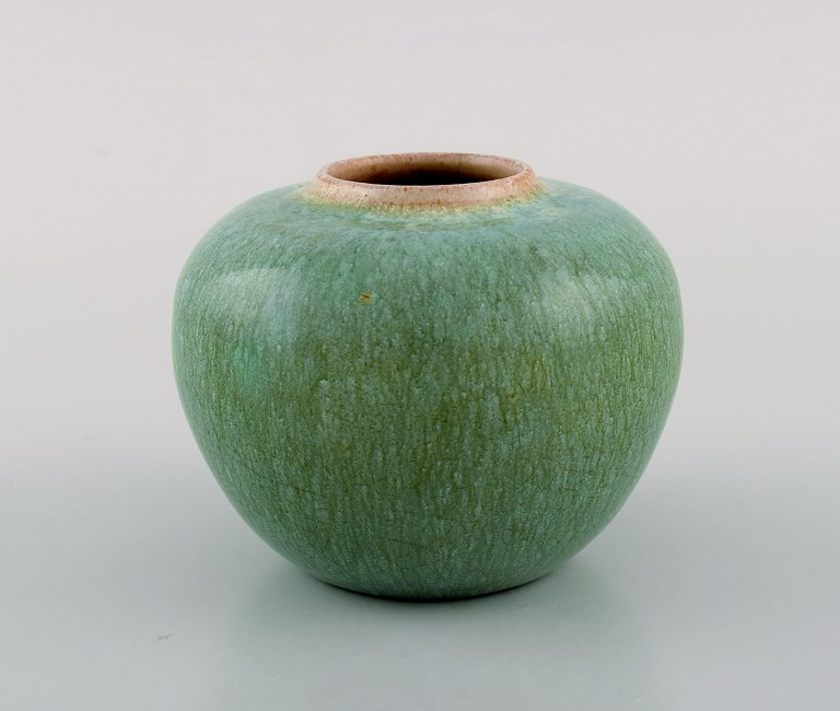 Pieter Groeneveldt (1889-1982), Dutch ceramicist. Unique vase in glazed 
ceramics. Beautiful glaze in shades of green. Mid-20th century.
