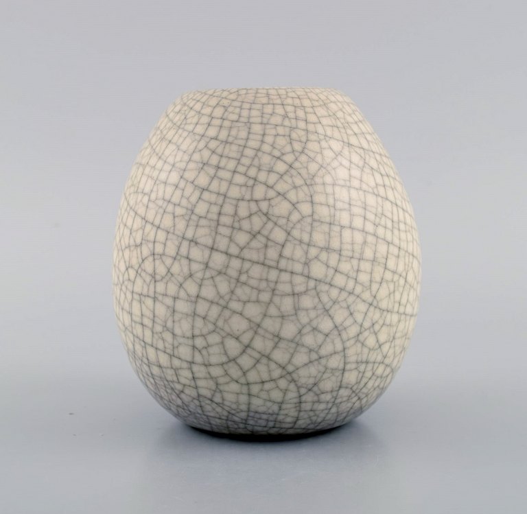 Pieter Groeneveldt (1889-1982), hollandsk keramiker. Unika vase i glaseret 
keramik. Smuk krakeleret glasur. Midt 1900-tallet. 
