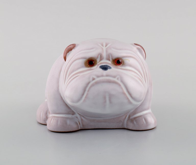 Jie Ceramics, Sweden. Bulldog in hand-painted glazed ceramics. Swedish design, 
1970s / 80s.
